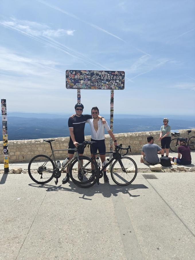 Alexander, hier samen met Beau Beck, op de top van de Mont Ventoux.