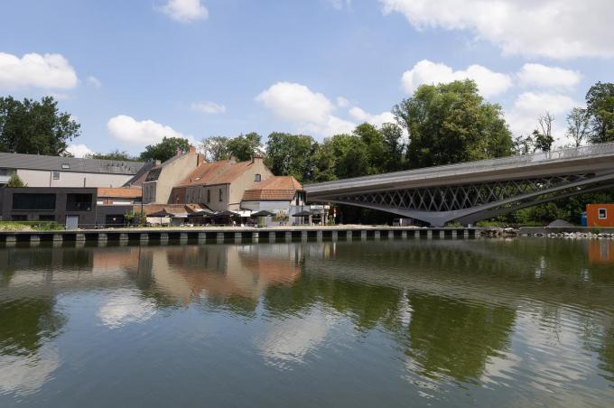 Zicht op café De Fagot vanop het water.