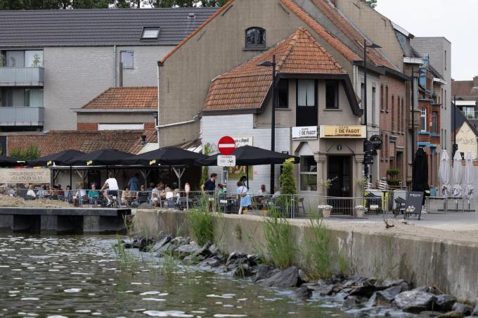 Café De Fagot staat nog altijd synoniem met Jean-Pierre en Carine Deven-Renier. Nadat ze er in 2021 mee stopten en het café nieuwe uitbaters kreeg is er nu met Francis Vandeputte en Pytrick Deconinck een compleet nieuwe start gemaakt.