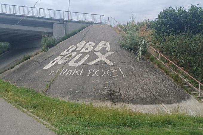 Labadoux was dit jaar aan de 35ste editie toe. Het festival ontstond in 1988 naast muziekcafé De Fagot, maar is uiteindelijk gestrand op een ruime grasvlakte langs het kanaal en aan de Wantebrug dat eigendom is van de Vlaamse Waterweg.