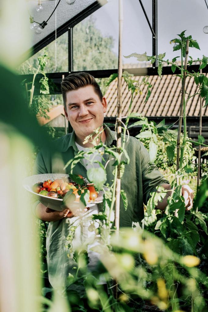 Kweek je tomaten in de serre, dan is het niet alleen belangrijk om regelmatig te trillen, maar moet je er ook voor zorgen dat de temperaturen niet té hoog oplopen. (foto's Angelo)