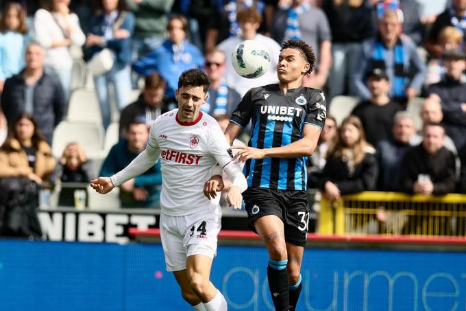 Jelle Bataille, een van de andere West-Vlamingen bij Antwerp, en Antonio Nusa, ondertussen verkocht aan RB Leipzig, in duel.