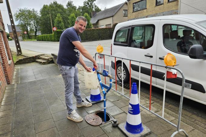 Als tijdelijke oplossing plaatste De Watergroep op drie plaatsen in Wijnendale een standpijp waar de bewoners een bidon konden vullen met water.