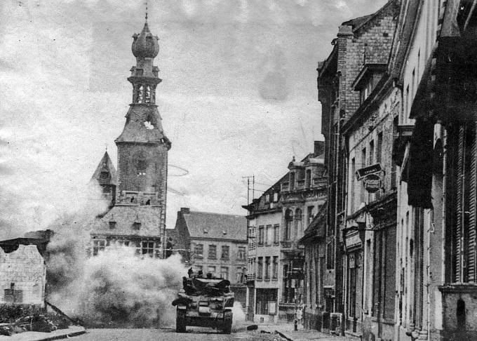 Poolse tanks worden beschoten in Tielt: de voorbode van wat hen in Ruiselede te wachten staat.