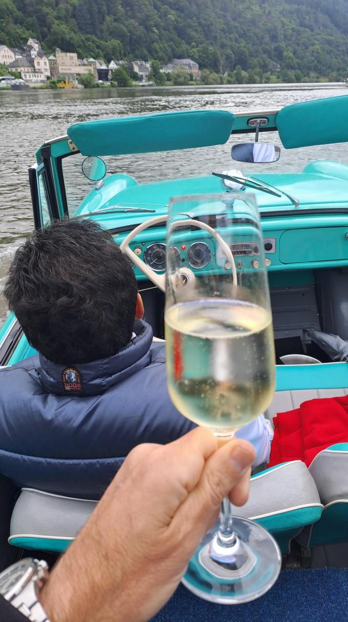 Genieten van een glaasje bubbels op het water. (foto IV)