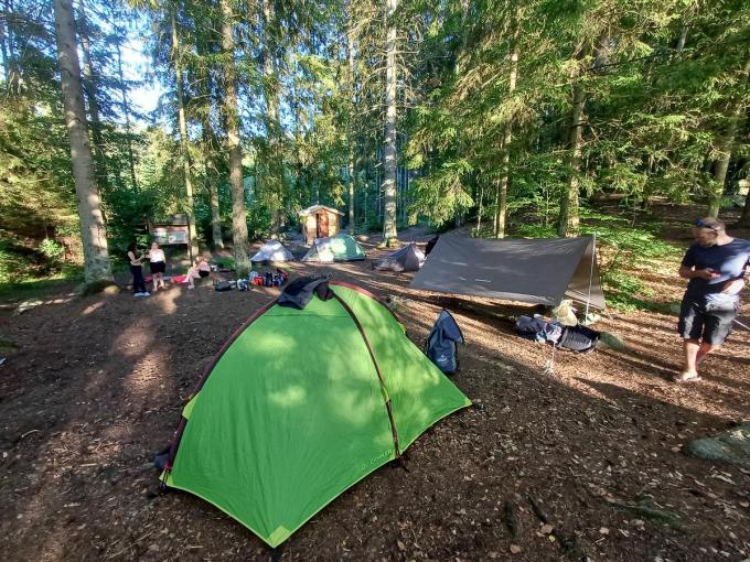 De jongeren worden uitgedaagd om samen de weg ergens naartoe te zoeken, of te overnachten in een tentje in de natuur.