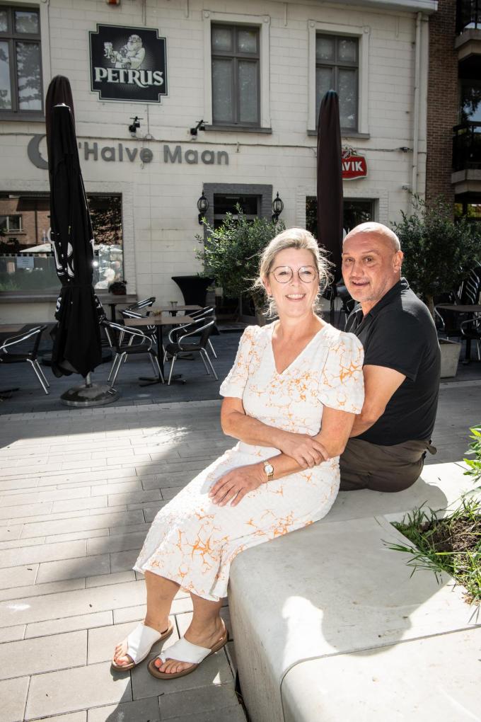 Vincent De Smedt en Patricia Van Cauwenberghe van d'Halve Maan voor hun gloednieuwe terras.