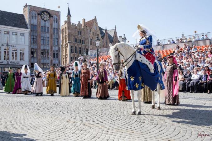 De Gouden Boomstoet lokt tienduizenden bezoekers naar de binnenstad van Brugge.