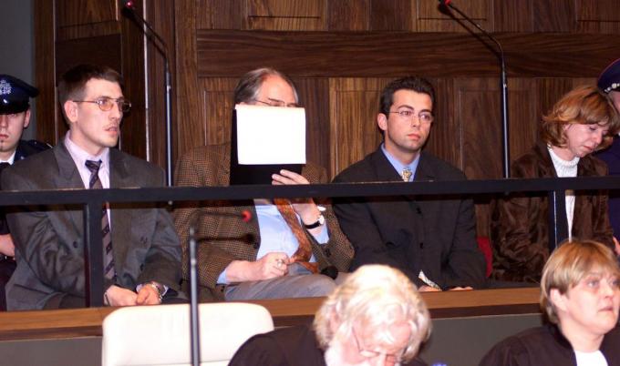 Philippe Demuynck (links), Alexandre De Clercq (tweede van rechts) en Ingrid Van Assche (rechts) met een vertaler (tweede van links) bij het begin van hun assisenproces in Brugge op 22 februari 2002. (foto Belga)