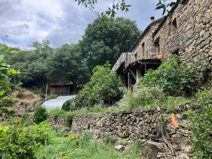 Albezon is een boerderij gebouwd op een witte rots.