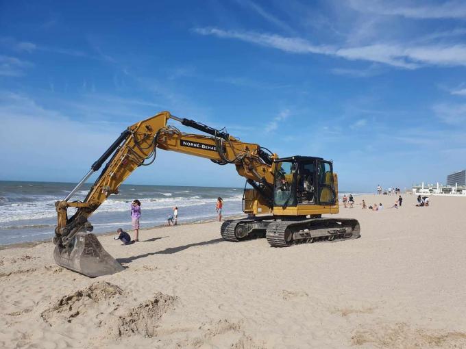 Er wordt onder andere een grote tilkraan opgevorderd om de beachcleaner uit te graven.