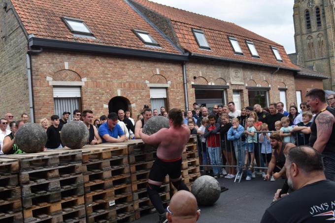 Winnaar Stijn Van Bogaert in actie tijdens de Sterkste Man van West-Vlaanderen 2024 in Bikschote. (Foto TOGH)