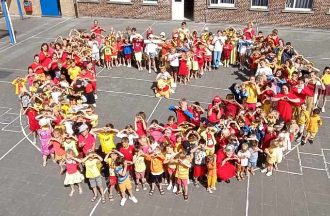 Alle kinderen vormden op de laatste schooldag van Lieve een hart en zongen een afscheidsliedje. Ook de collega’s hadden een lied gemaakt op de melodie van ‘Martine’ van Louis Neefs, met een tekst die helemaal Lieve beschreef zoals ze al die jaren was.