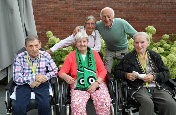 Het echtpaar Jan Stubbe en Monique Van Tomme fungeerde twintig jaar als conciërge op Cercle. Ze namen die taak destijds over van Johan Versyp en Monique Deboo (rechts). Zij wonen in WZC Ter Potterie. Hier in bijzijn van Sabine Stubbe en Jules Verriest.