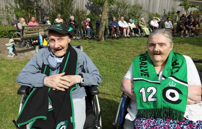 De voetbalderby werd in de tuin bijgewoond door vele bewoners als supporter. Gilbert Grenelle en Lucienne Loose zijn fan van Cercle Brugge.