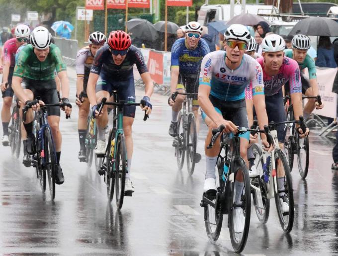 Maxim Laverge wint de pelotonsport na de solospurt van Jarno Bellens in de Omloop van de Grensstreek.