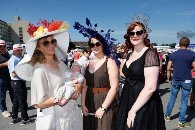 Katrien Clinckaert met dochters Nele en Elena De Waele en de kleine Rowan.