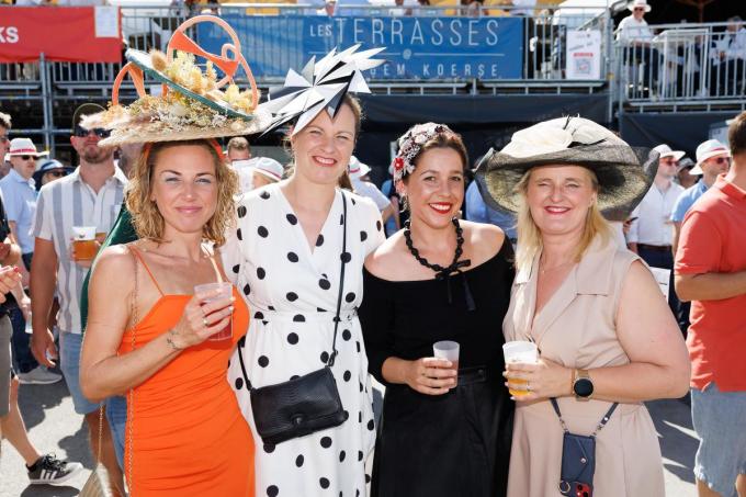 Hanne Ameye, Tineke Mahieu, Cherly Vanbecelaere en Hanne Cool maken van Waregem Koerse een jaarlijkse uitstap.