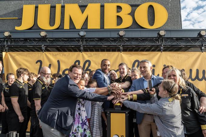 Met de druk op de knop werd Jumbo Roeselare officieel geopend.