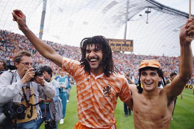 Gullit, tijdens zijn spelerscarrière, gekend om zijn charismatische persoonlijkheid en zijn iconische dreadlocks, won onder meer het EK 1988 in West-Duitsland. “Eerlijk, ik denk daar nooit meer aan. Ik geniet liever van wat voor mij ligt.” (foto Getty)