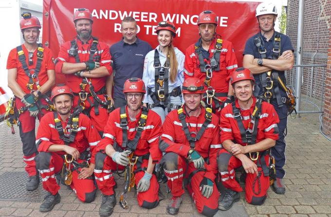 Tijdens de Bruegelfeesten was er bij de kerk ook een stand van de brandweer, die zorgde voor een attractie binnen de attractie: langs touwen afdalen van de top van de Sint-Amanduskerk naar beneden! Een van de kandidaten was de 21-jarige Tiany Van De Moortele, die erg vakkundig naar beneden gleed. Het speciale klimteam van de Wingense brandweer bestond uit Jeroen Bonte, Steffy Van Holebeke, Jeroen Van De Walle, Jeroen Bridelance, Danny De Blick, Gerco Deschepper, Stef Kerckaert, Denis Van Hulle en Nico Spruyt.