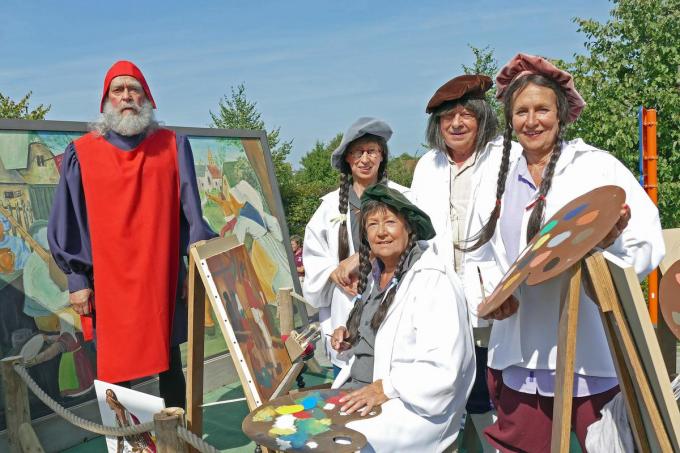 Pieter Bruegel maakte school en nog niet weinig, wat leuk werd uitgebeeld door een creatief vijftal: Frieda Deschepper, Roos Van Parys, Sonja Deschepper, Sparre Vermoortele en Jean-Pierre Steurs. De leerlingen hadden er wel zin in, maar de oude meester oogt streng en onverbiddelijk. Niet iedereen kan zich natuurlijk met Pieter Bruegel meten. De schildersezels moesten stuk voor stuk vastgevezen worden. “Anders liggen ze in een mum van tijd tegen de grond”, lacht Frieda.