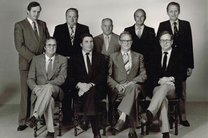 Het eerste PVV-bestuur in maart 1977 met vooraan v.l.n.r. Ludwig Pillen, Frans Carron, Luc Vanhonsebrouck en Walter Vanlerberghe. Rechstaand v.l.n.r. Lionel Vanlerberghe, Norbert Depaepe, Roger Lainez, Rik Demasure en Frans Vanhonsebrouck.