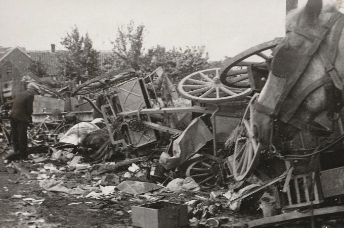 De ravage in de Aalterstraat in Ruiselede is dramatisch: overal liggen lijken en in puin geschoten materiaal.