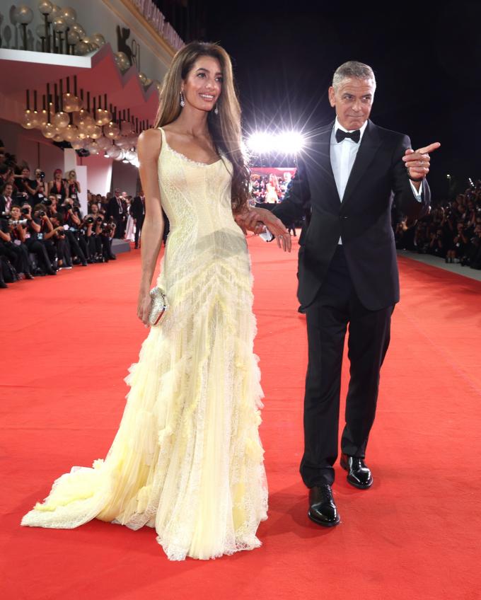 Amal Clooney in Atelier Versace en George Clooney