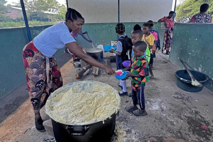 Zambiaanse gezinnen eten vooral maïsgerechten, maar door de grote droogte is de oogst mislukt.