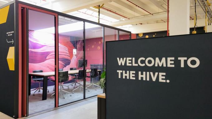 De inrichting van de kantoorruimtes duurt een jaar langer, maar Aluvision wou als team verhuizen en heeft daarom tijdelijk modulaire units ingericht: ‘The Hive’