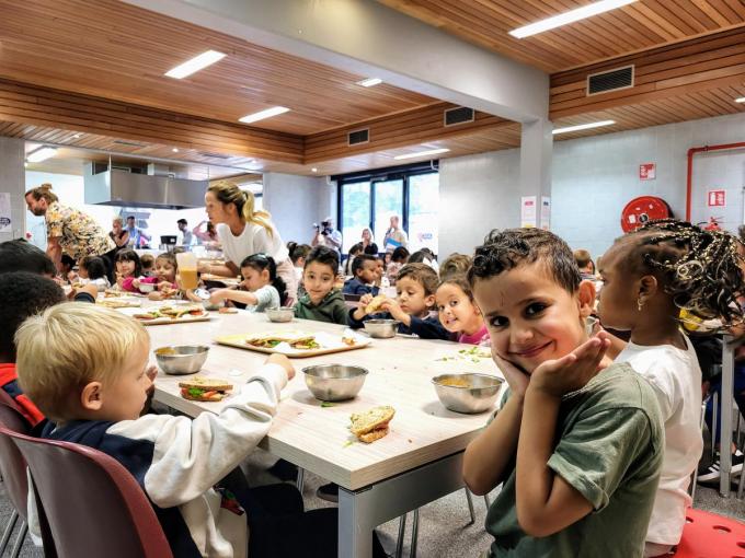 Adam (7) verkondigt trots dat hij al zijn groentjes heeft opgegeten “zodat ik groot kan worden”