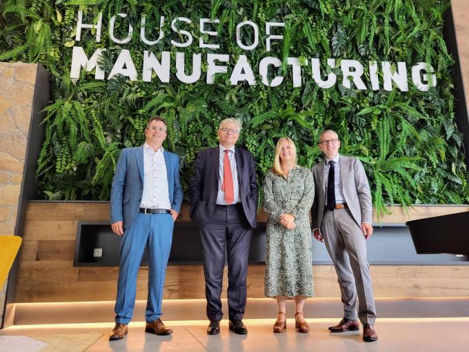 Tim Claeys (PTI Kortrijk), Jean de Bethune (POM West-Vlaanderen), Jolyce Demely (Agoria) en Herman Derache (Sirris) openen officieel House of Manufacturing