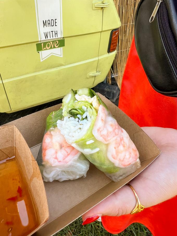 Handgemaakte springrolls met scampi en ei van Vietnamama