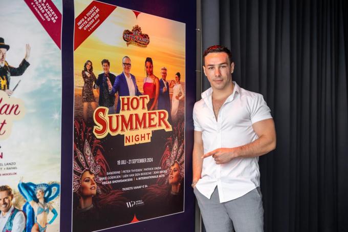 Rubel bij de affiche van ‘Hot Summer Night’.