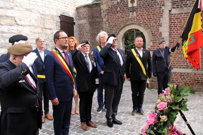 De optocht met prominenten vertrok vanaf het stadhuis naar het oorlogsmonument op de Grote Markt. Daar vond een bloemenneerlegging plaats door de burgemeester en Vaderlandslievende verenigingen, ondersteund door de hymnes De Vlaamse Leeuw, de Europese hymne en de Brabançonne.