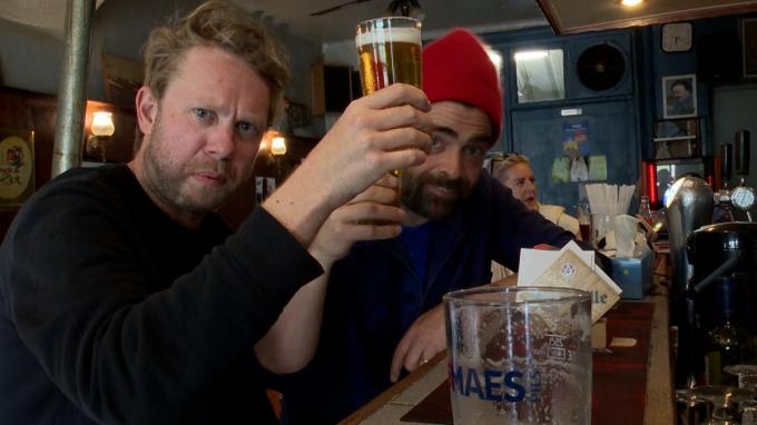 De twee hielden halt in een visserscafé in Nieuwpoort en drinken er eentje op speurder Danny.