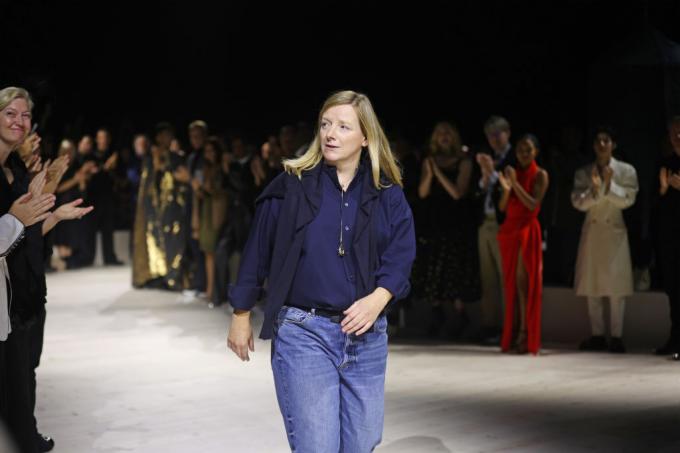 Sarah Burton lors de son dernier défilé pour Alexander McQueen, en septembre 2023 - Getty Images