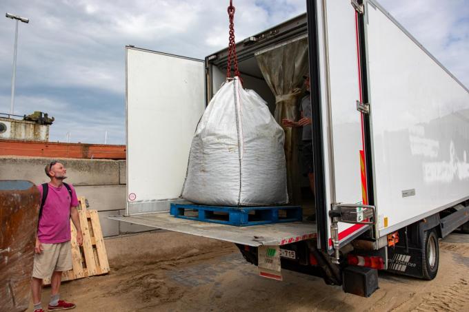 De big bags vol verse mosselen worden meteen op een koeltransport richting Duinkerke geladen. Daar worden ze grondig gewassen.