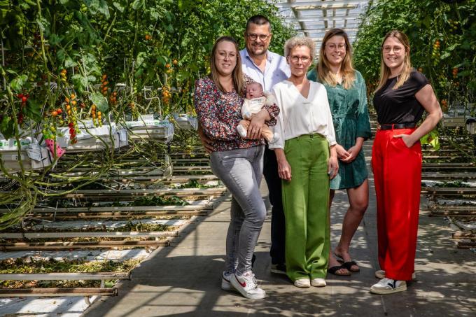 Het volledige gezin achter het bedrijf: Els Dendauw en Geert Neerinck, samen met dochters Kaat, Sarah en Eliza.