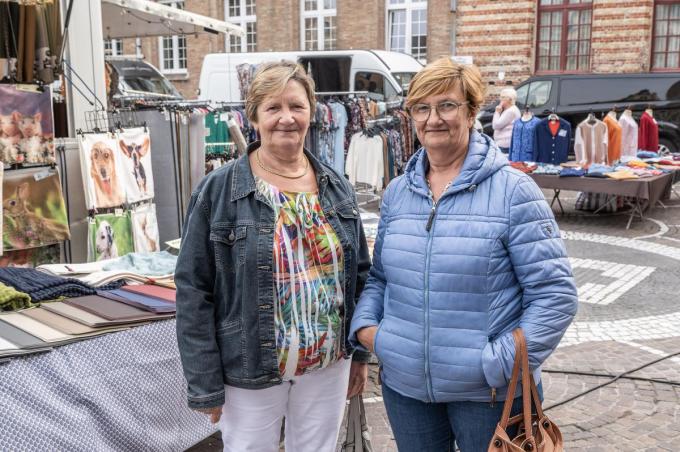 Zussen Rosa (links) en Jenny Vandaele genieten van de wekelijkse dinsdagmarkt, maar zijn ook het idee voor een markt in Krottegem en Beveren genegen.