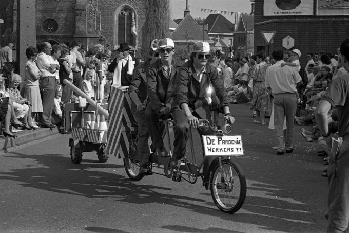 Een beeld uit de oude doos, meer bepaald uit 1987, tijdens een van de vele stoeten die door Oekene trok. Na 25 jaar organiseert het Gardeboecomité opnieuw een Gardeboestoet.