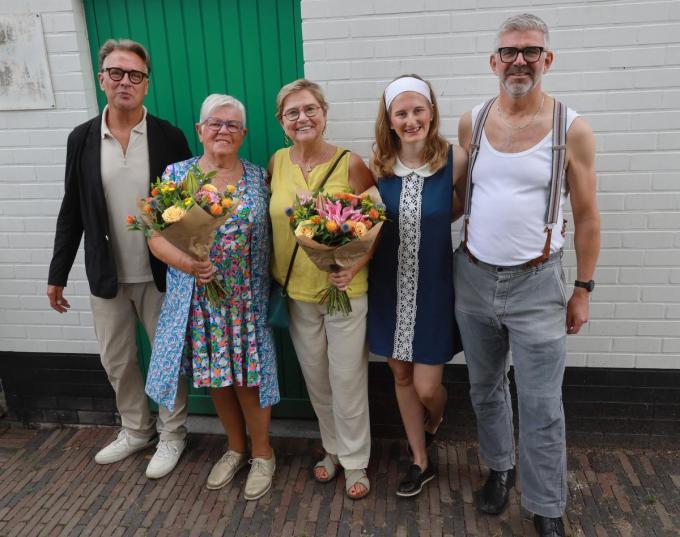 In een mum van tijd was er geen zitje meer te bemachtigen op het binnenplein van de museumsite waar Mariette Crevette de spits van het feest mocht afbijten, en dat was voor haar de allerlaatste keer.