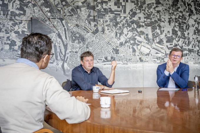 Spanning in de lucht aan ook aan tafel ... “Ik wil burgemeester worden, omdat ik vind dat Oostende beter verdient. Ik heb het al eens gezegd: ik krijg buikpijn van dit bestuur”, aldus John Crombez. (foto Christophe De Muynck)