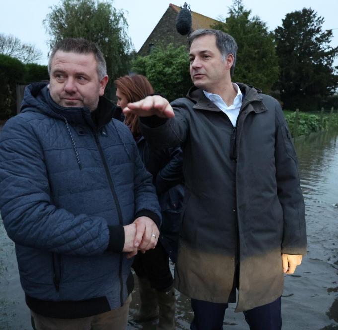 Premier Alexander De Croo kwam de situatie in Houthulst bekijken op 16 november 2023.