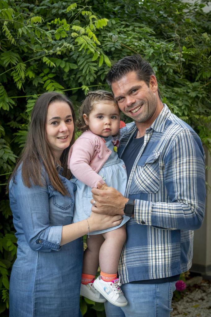 Stefanie en Dieter met hun dochtertje Edice: “Later, als ze daar zelf klaar voor is, willen we haar kunnen uitleggen waar ze vandaan komt.” (foto Joke Couvreur)