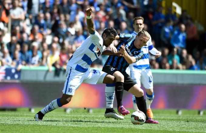 Ruud Vormer, hier in duel met Renato Neto, won 14 van 32 matchen die hij tegen Gent speelde: “Er was toch altijd een opgeklopt sfeertje, ook met Michel (Preud’homme, red.) versus Hein (Vanhaezebrouck). Ik vond het wel gave wedstrijden.”