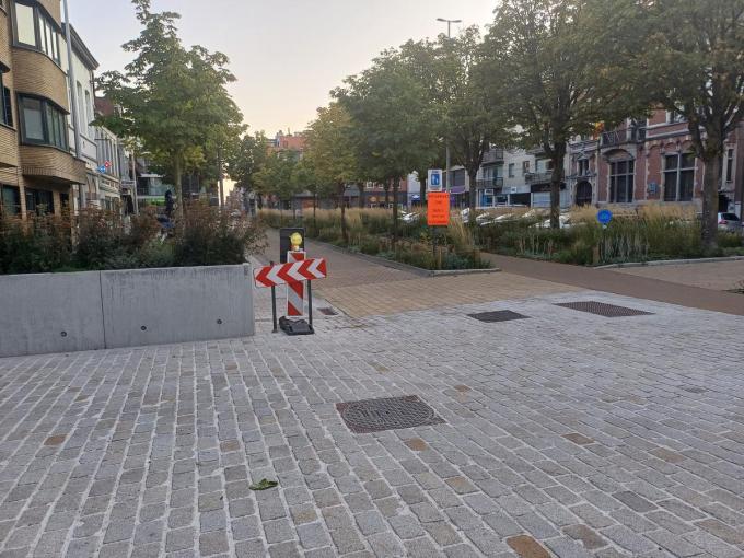 De betonnen bakken zijn verdwenen zodat de hulpdiensten naar de Centrumbrug kunnen. Maar dat brengt blijkbaar ook heel wat bestuurders op het idee om door de voetgangerszone richting de Nieuwstraat te rijden.