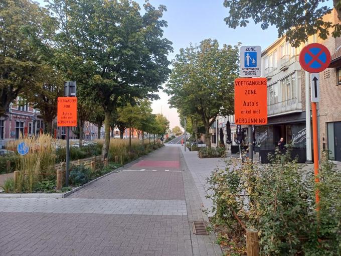 Ook vanuit de Nieuwstraat mag je de rijstrook niet gebruiken, dat is duidelijk aan gegeven. Ook fietsers mogen er niet door. Zij moeten het fiets- en wandelpad dat er naast gelegen is gebruiken.