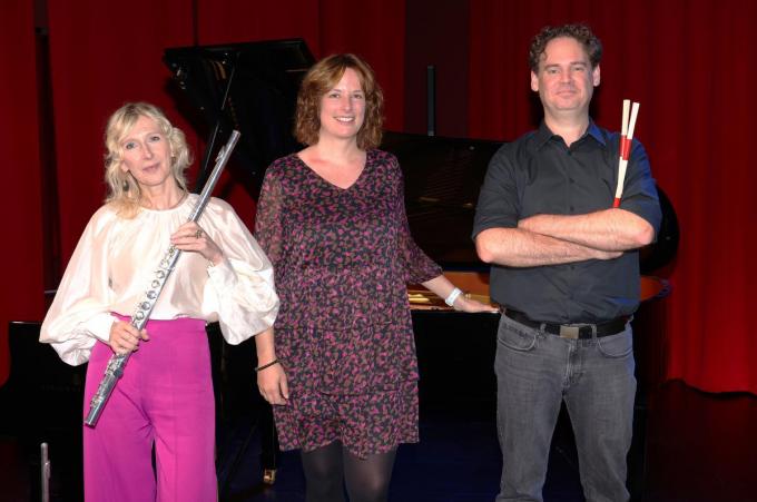 Docententrio Ilse Vromans (dwarsfluit), Stéphanie Maertens (piano) en Michael Deleersnyder (slagwerk) in het nieuwe theater. (foto MVO)